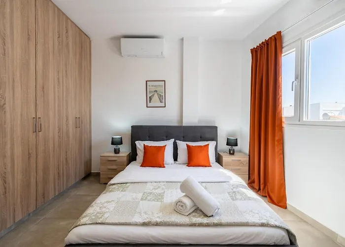 Olive 2-bedroom In דירה *